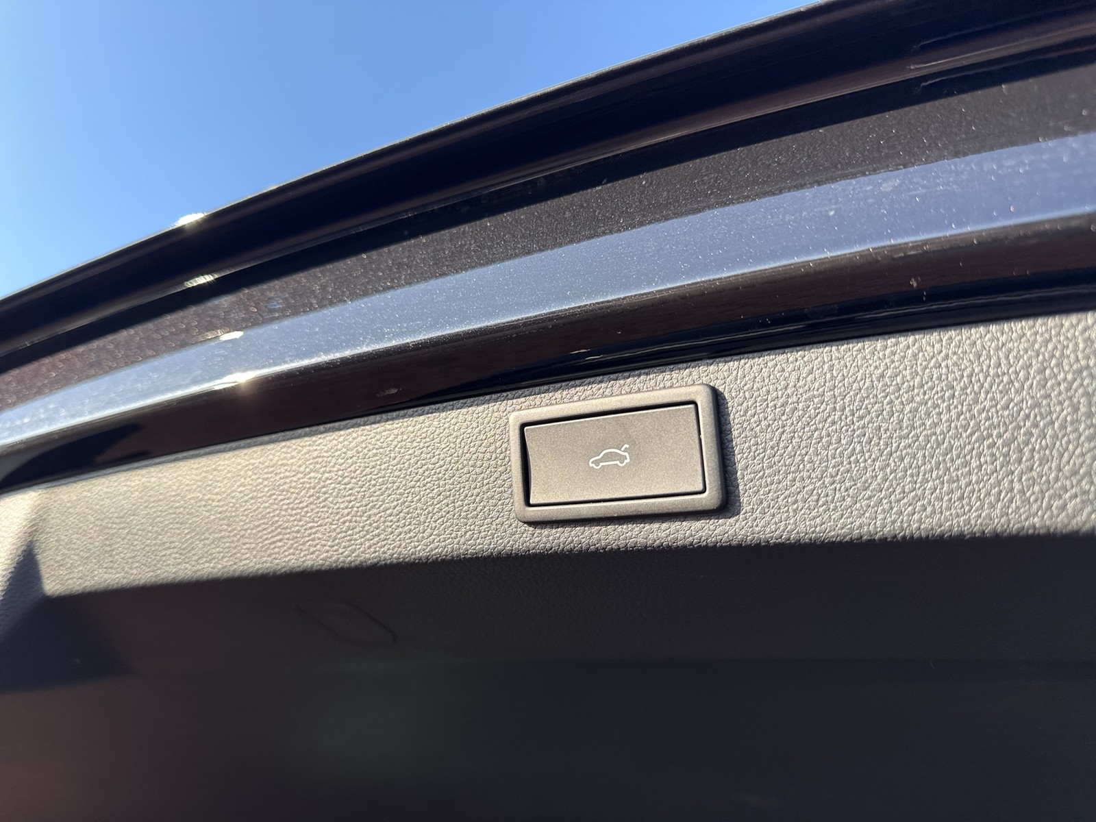 Skoda Karoq 1.5 SPORTLINE PANO AHK CAM ACC EKLAPPE NAVI