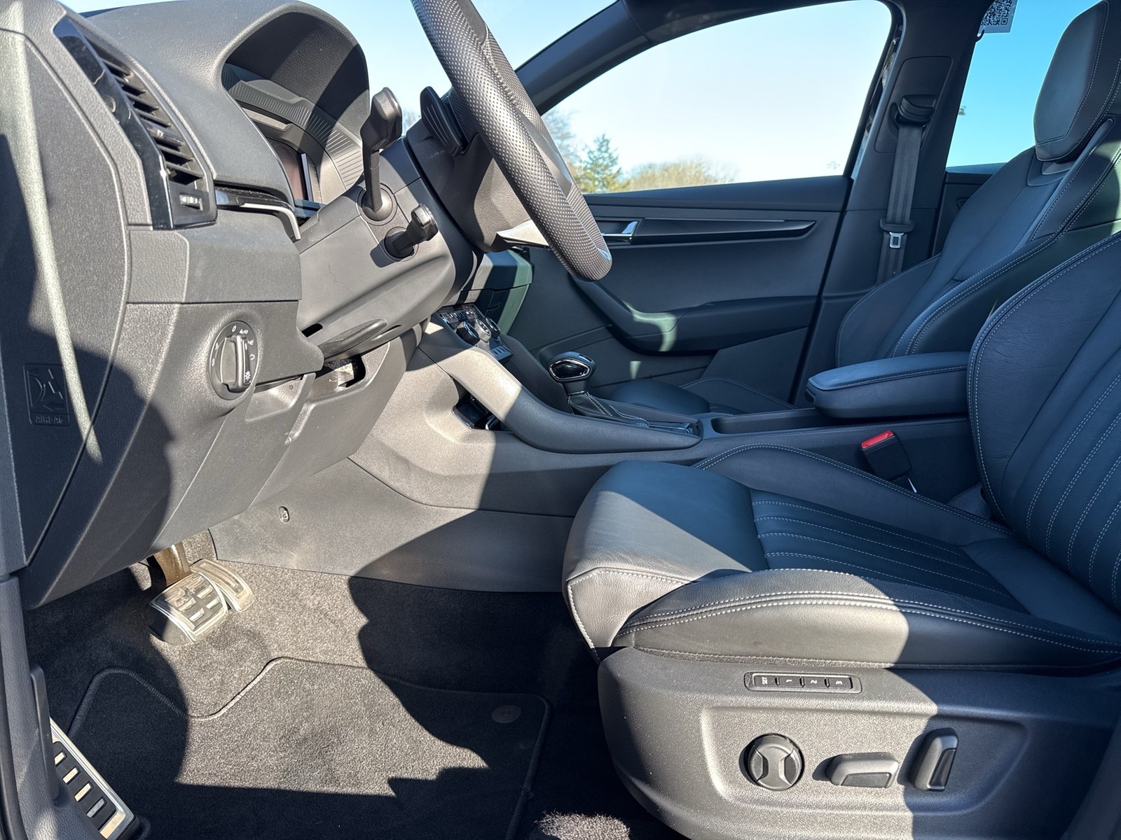 Skoda Karoq 1.5 SPORTLINE PANO AHK CAM ACC EKLAPPE NAVI