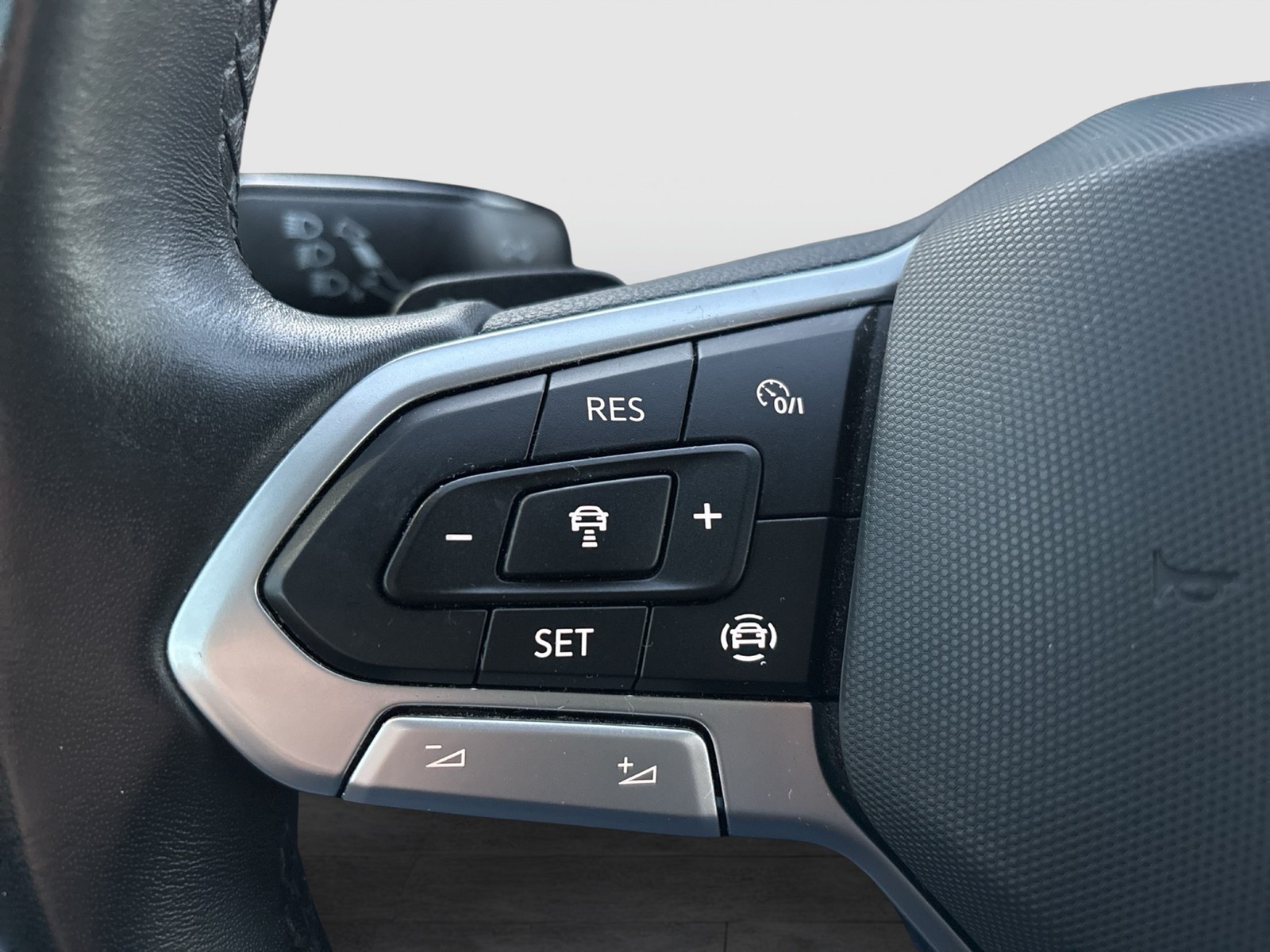 Volkswagen Golf VIII 1.0 eTSI MOVE STANDHZ. AHK CAM NAVI