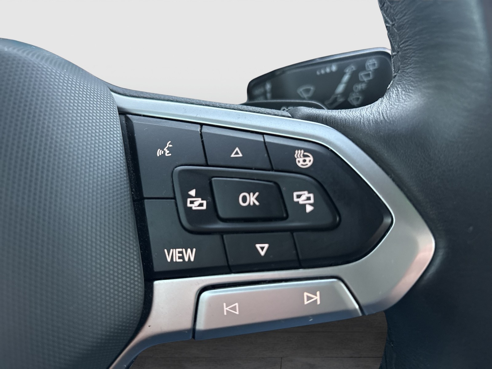 Volkswagen Golf VIII 1.0 eTSI MOVE STANDHZ. AHK CAM NAVI