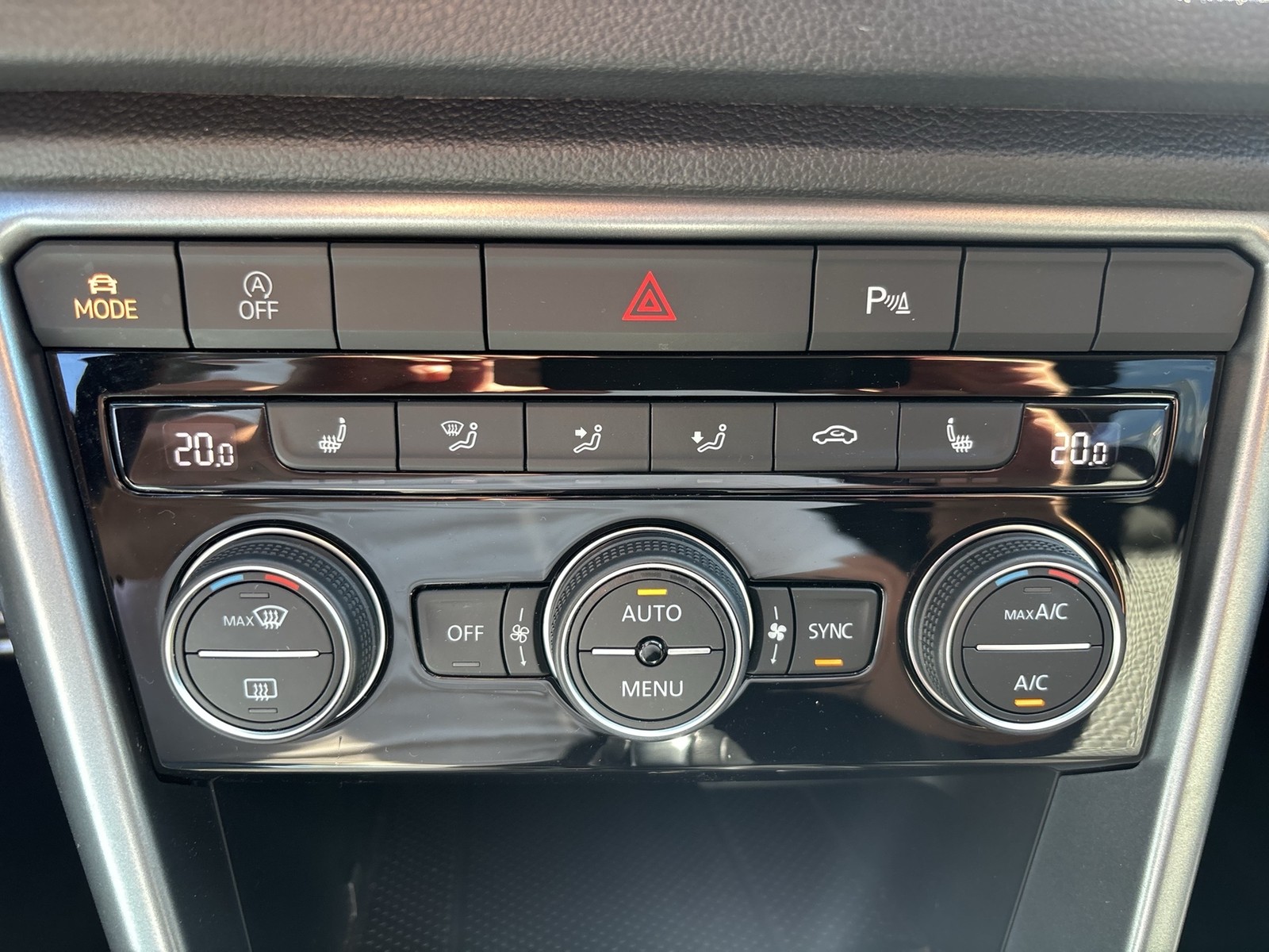 Volkswagen T-Roc 2.0 ACTIVE AHK ACC ALU17" eKLAPPE NAVI