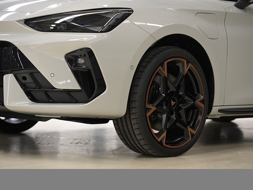 Cupra Leon HYBRID VZ NAVI SENNHEISER LM19 CAM LED