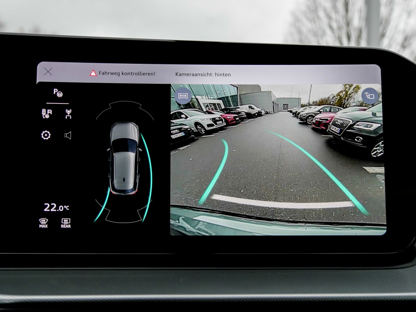 Audi Q3 TFSI quattro S tronic S Line AHK+Sonnenschutzverglasung+Komfortschlüssel+Fernlichtassistent