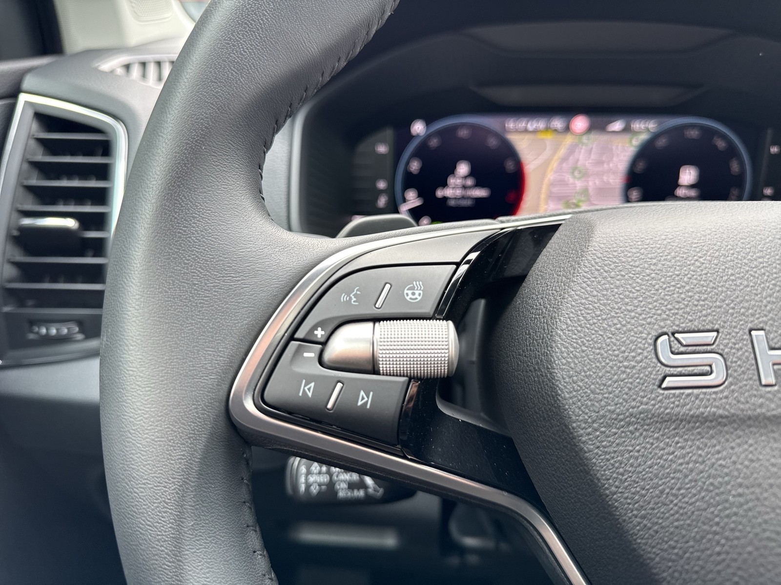Skoda Karoq 1.5 TOUR AHK 360°CAM MATRIX E-KLAPPE NAVI