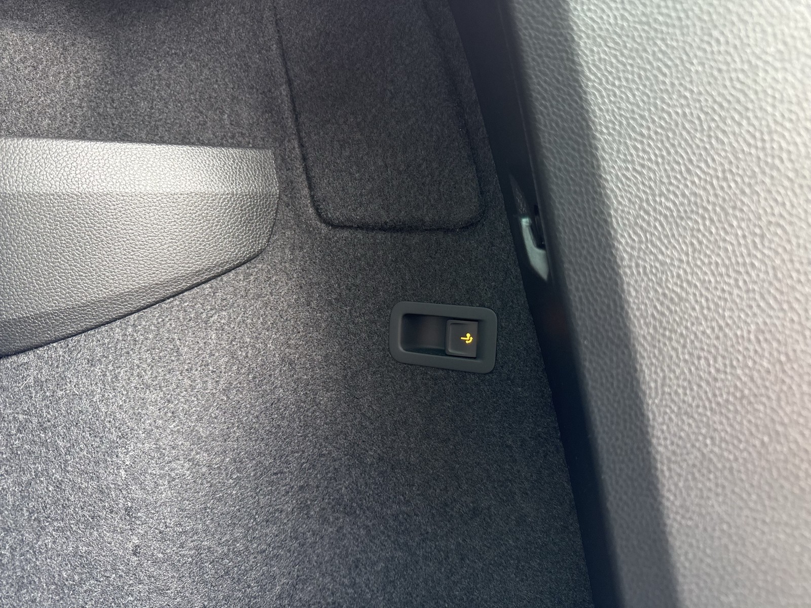 Skoda Karoq 1.5 TOUR AHK 360°CAM MATRIX E-KLAPPE NAVI