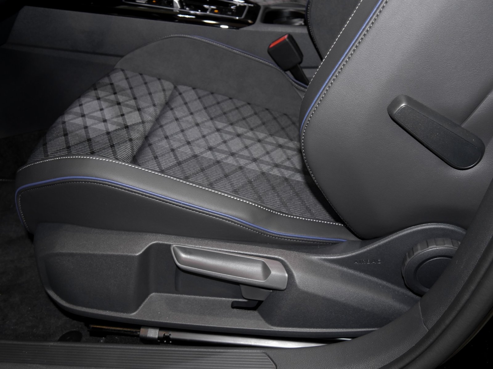 Volkswagen Golf Variant 1,5 l eTSI R-LINE BLACKSTYLE AHK MATRIXLED ACC