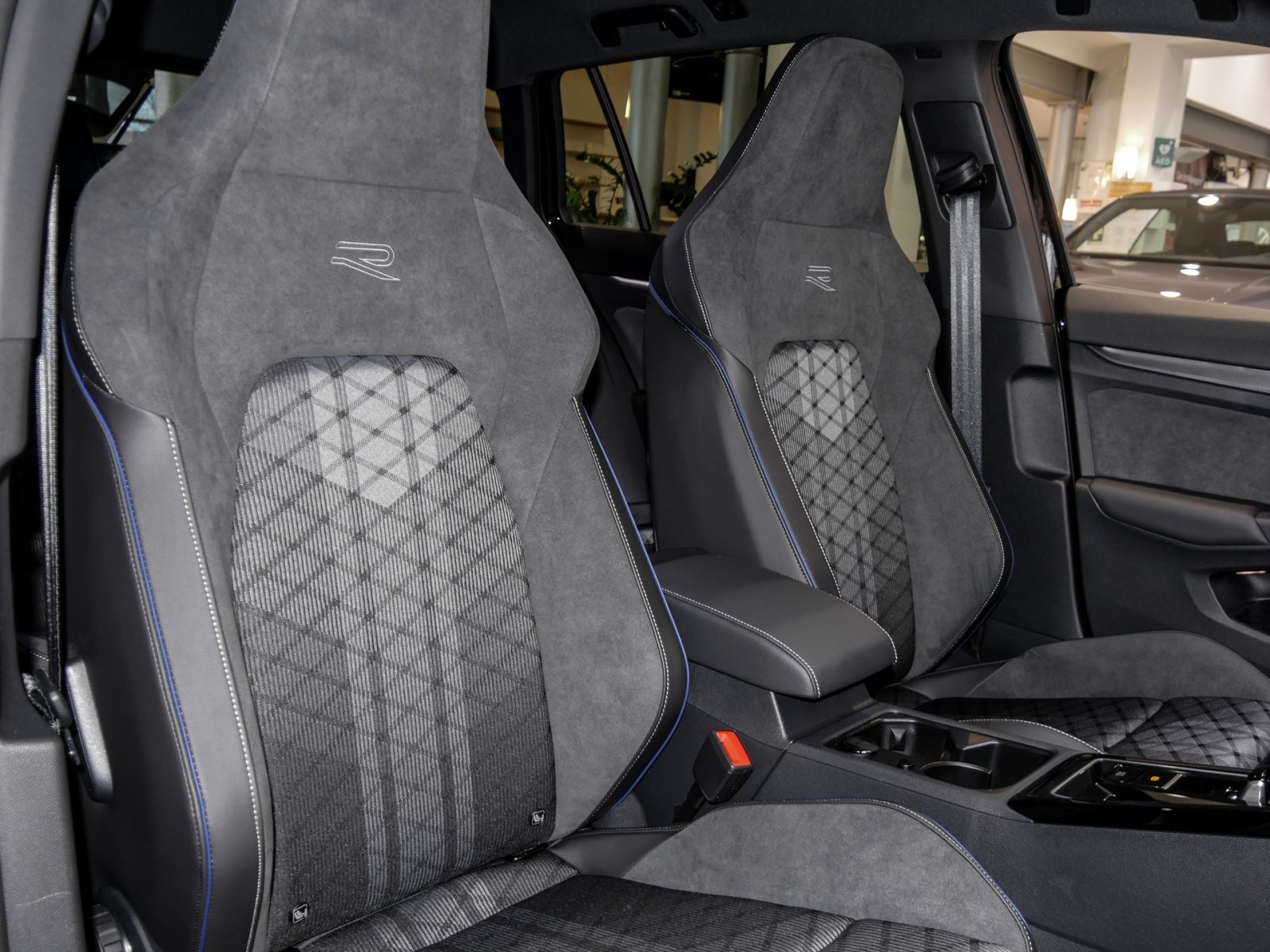 Volkswagen Golf Variant 1,5 l eTSI R-LINE BLACKSTYLE AHK MATRIXLED ACC