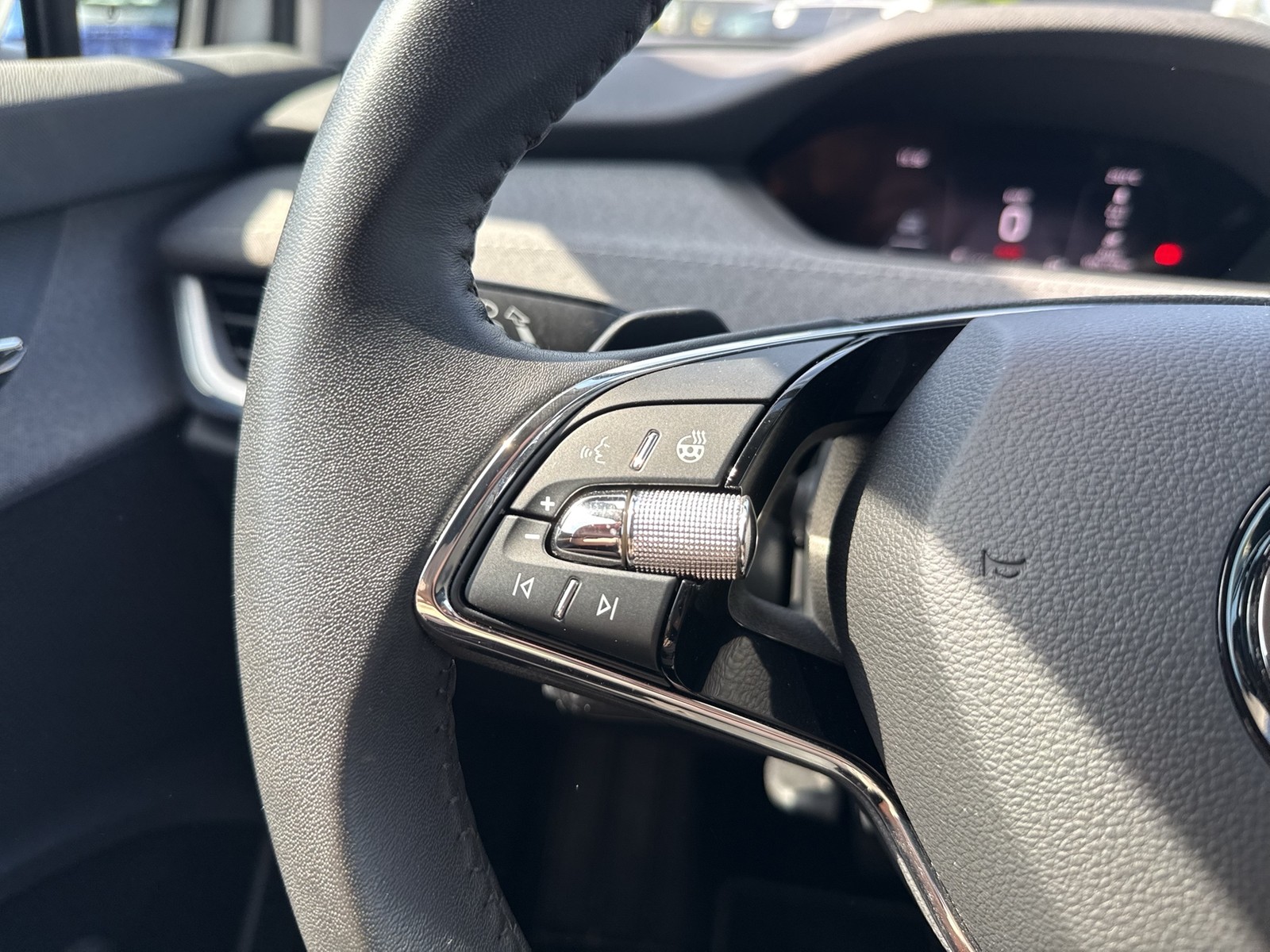 Skoda Enyaq 80x LOFT 4X4 WÄRMEPUMPE CAM ACC LM19 NAVI