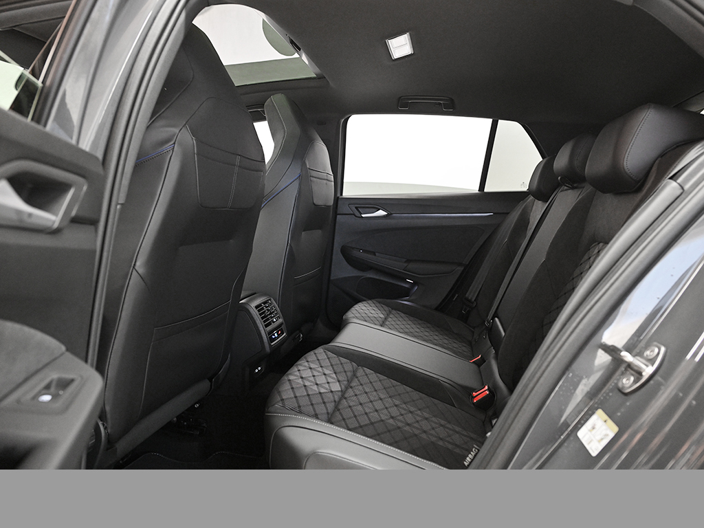 Volkswagen Golf 1.5 R-LINE DSG BLACKSTYLE PANO LM18