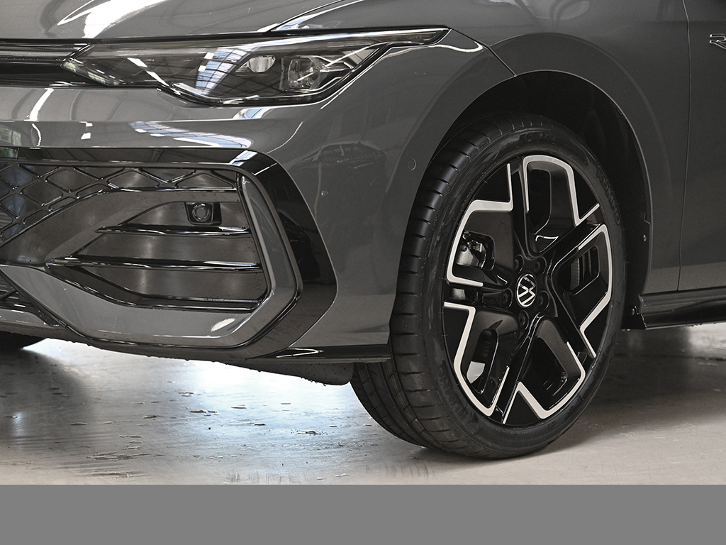 Volkswagen Golf 1.5 R-LINE DSG BLACKSTYLE PANO LM18