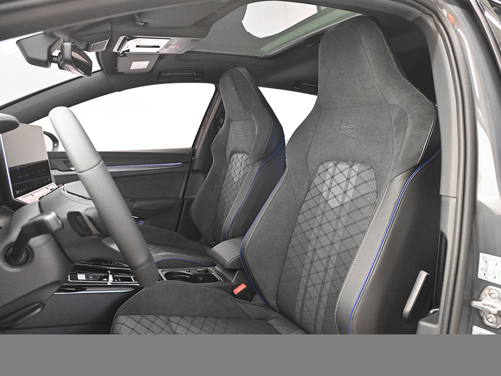 Volkswagen Golf 1.5 R-LINE DSG BLACKSTYLE PANO LM18