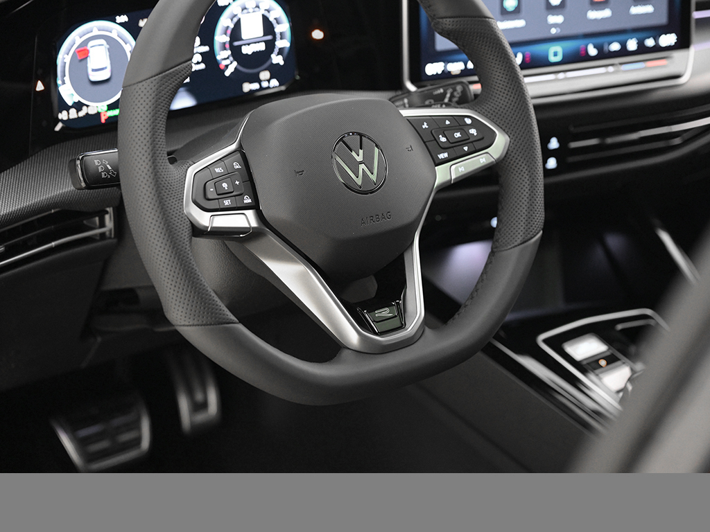 Volkswagen Golf 1.5 R-LINE DSG PANO BLACKSTYLE MATRIXLED