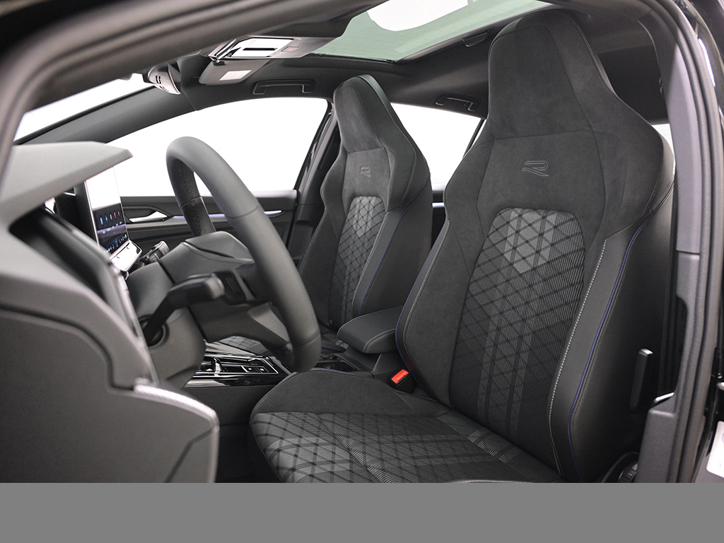 Volkswagen Golf 1.5 R-LINE DSG PANO BLACKSTYLE MATRIXLED