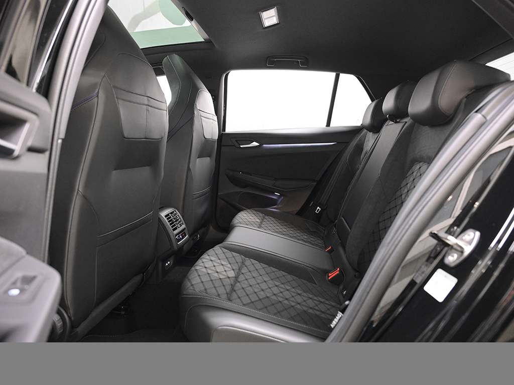 Volkswagen Golf 1.5 R-LINE DSG PANO BLACKSTYLE MATRIXLED