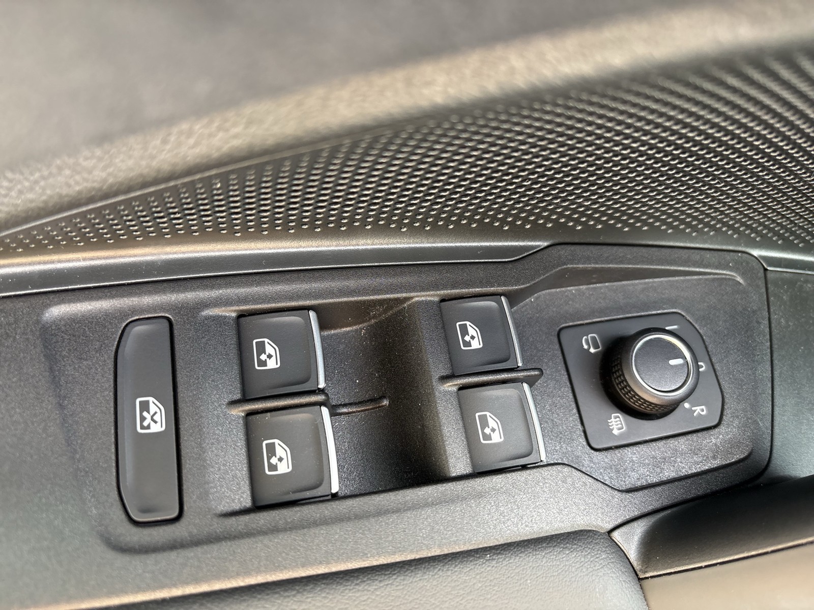 Volkswagen Tiguan 2.0 R-LINE DSG 4X4 PANO AHK MATRIXLED