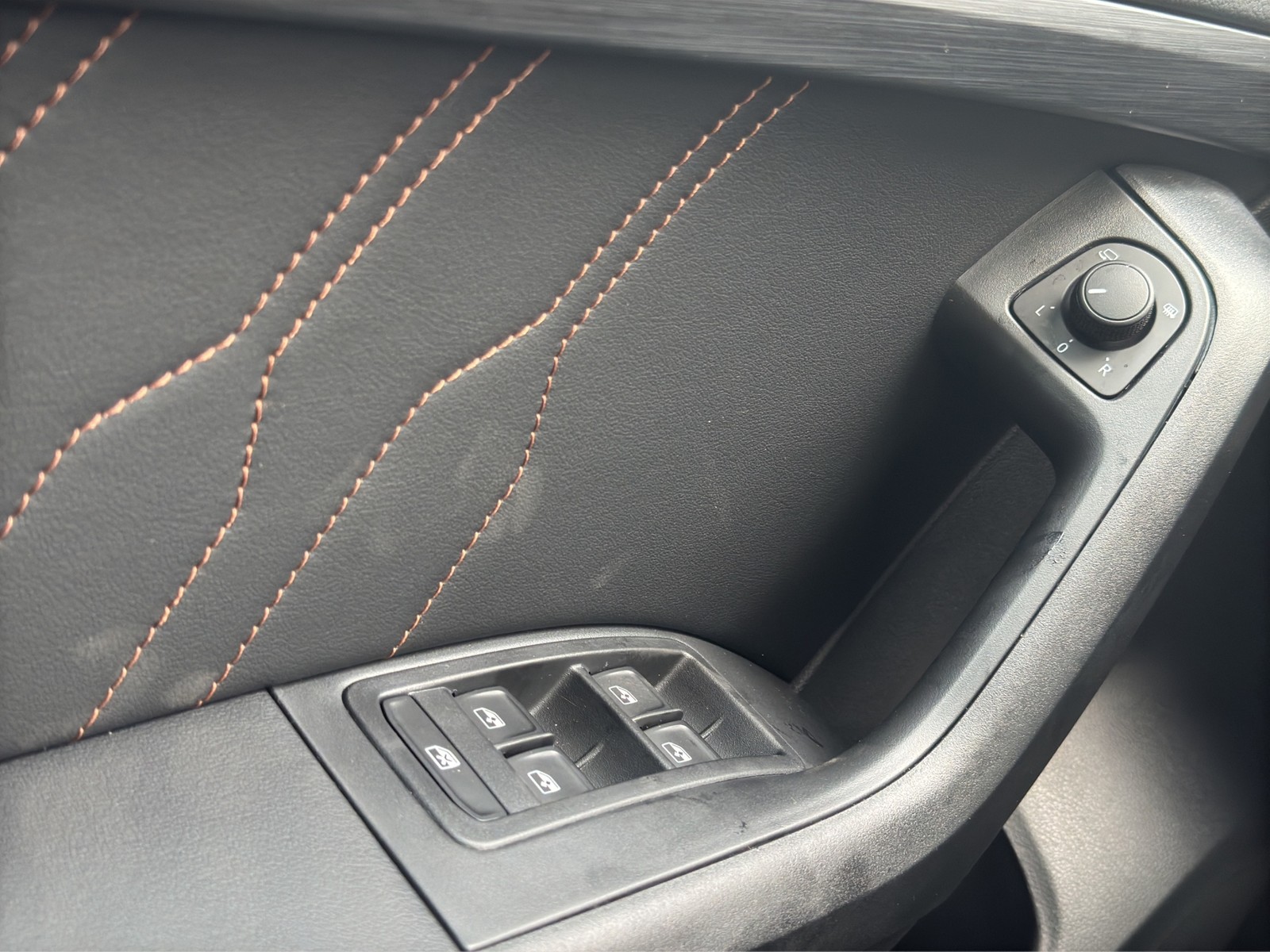 Cupra Ateca 1.5 DSG AHK PANO eKLAPPE CAM LM19 NAVI