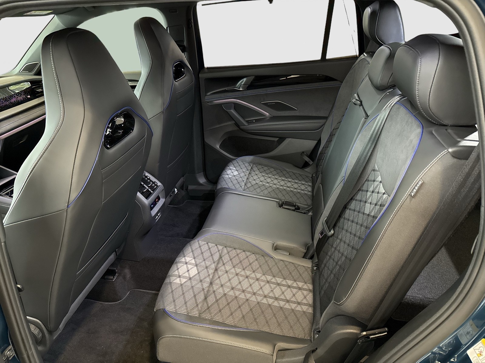 Volkswagen Tayron 2.0 R-LINE DSG 4X4 PANO AHK 7SITZE LM20