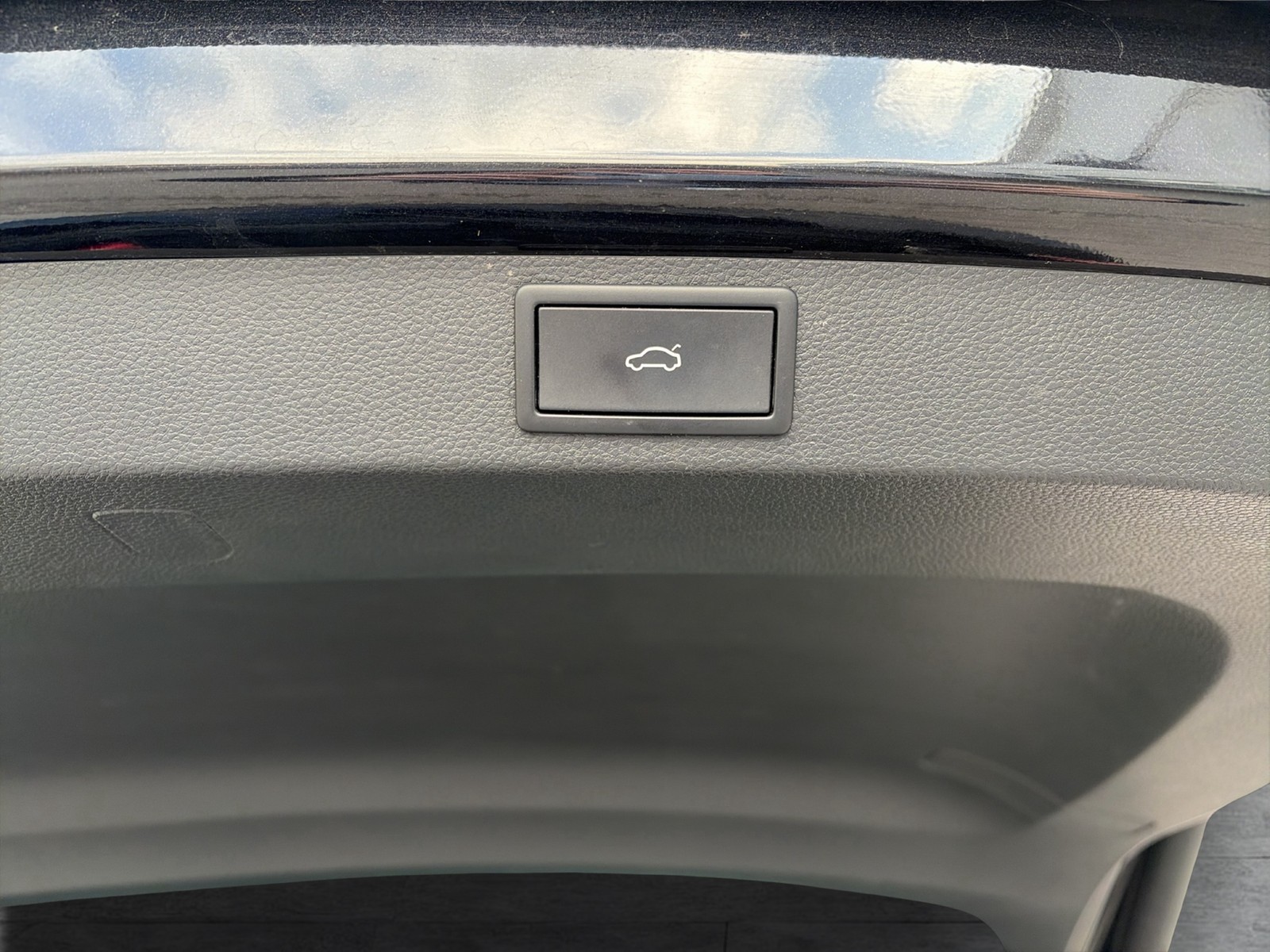 Skoda Karoq 1.5 TOUR AHK CAM ACC E-KLAPPE NAVI LM17