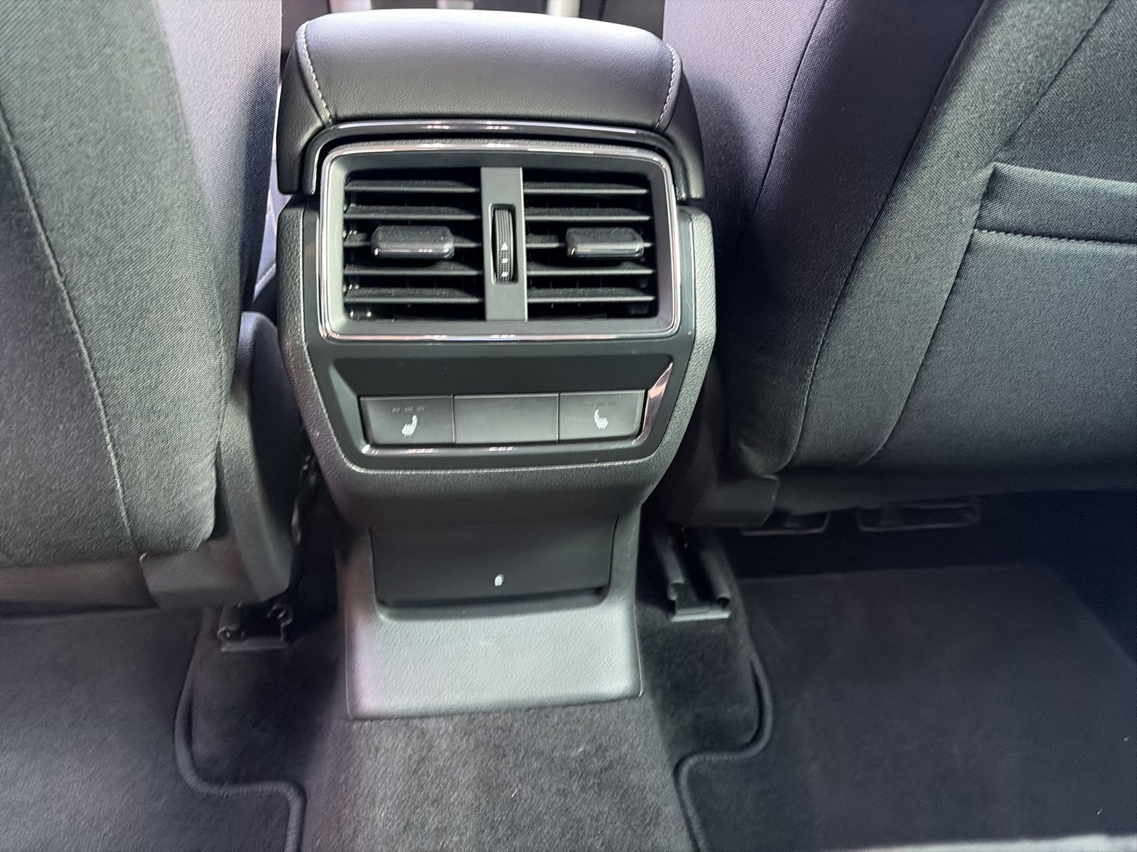 Skoda Karoq 1.5 TOUR AHK CAM ACC E-KLAPPE NAVI LM17