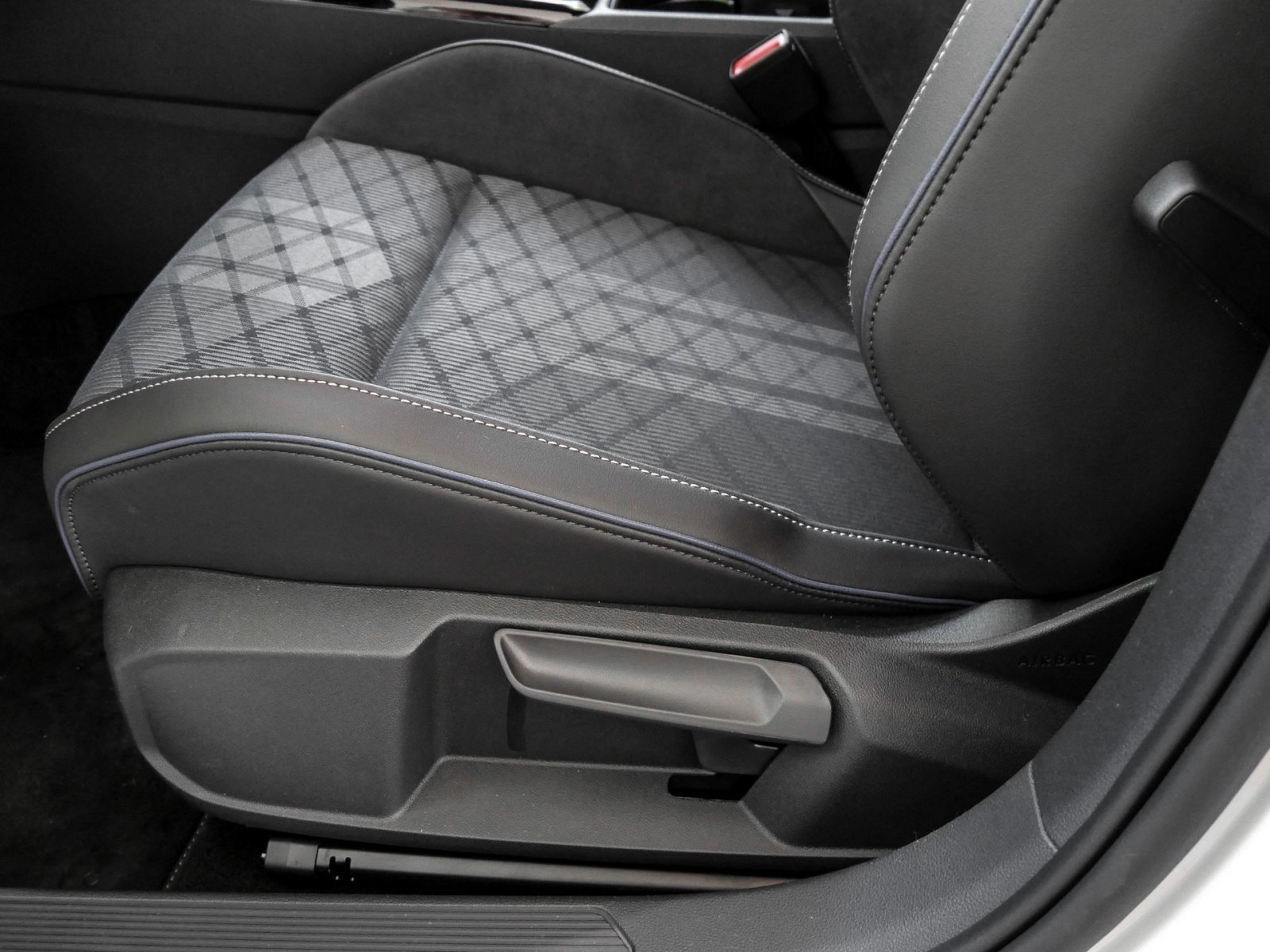 Volkswagen Golf Variant 1.5 R-LINE DSG BLACKSTYLE eKLAPPE