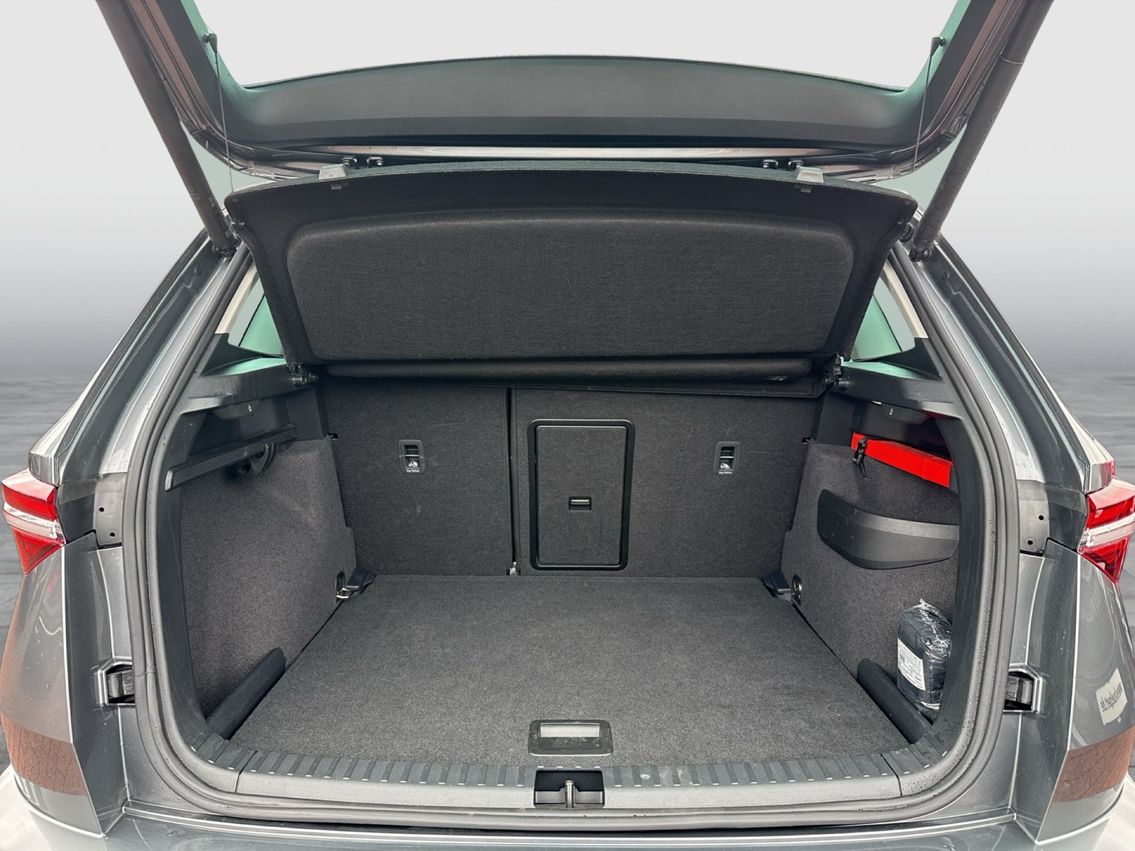 Skoda Karoq 1.5 TOUR PANO AHK 360°CAM MATRIX E-KLAPPE