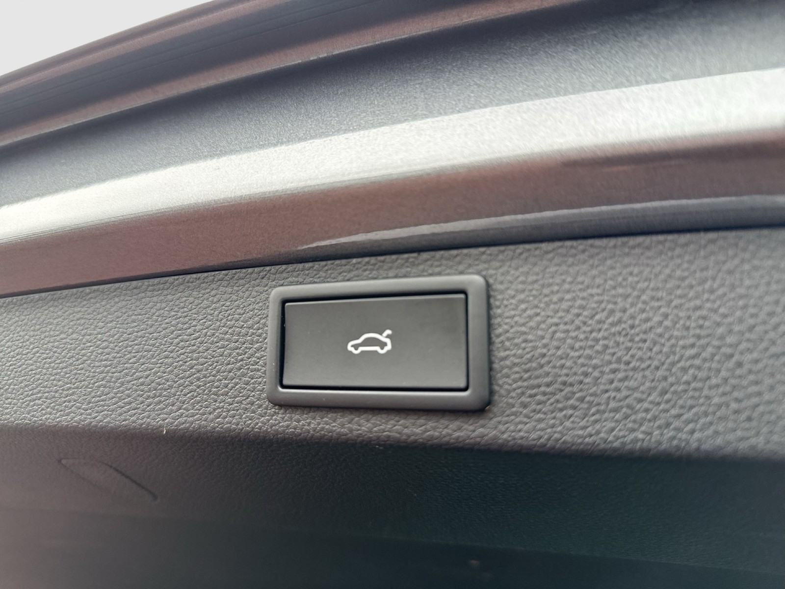 Skoda Karoq 1.5 TOUR PANO AHK 360°CAM MATRIX E-KLAPPE