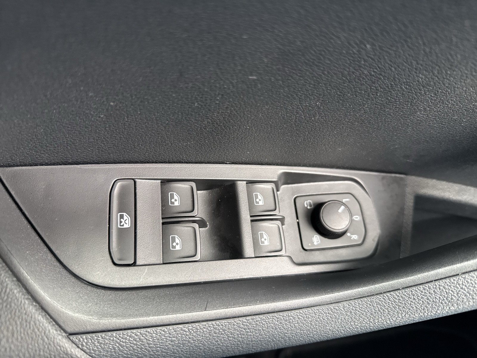 Skoda Karoq 1.5 TOUR PANO AHK 360°CAM MATRIX E-KLAPPE