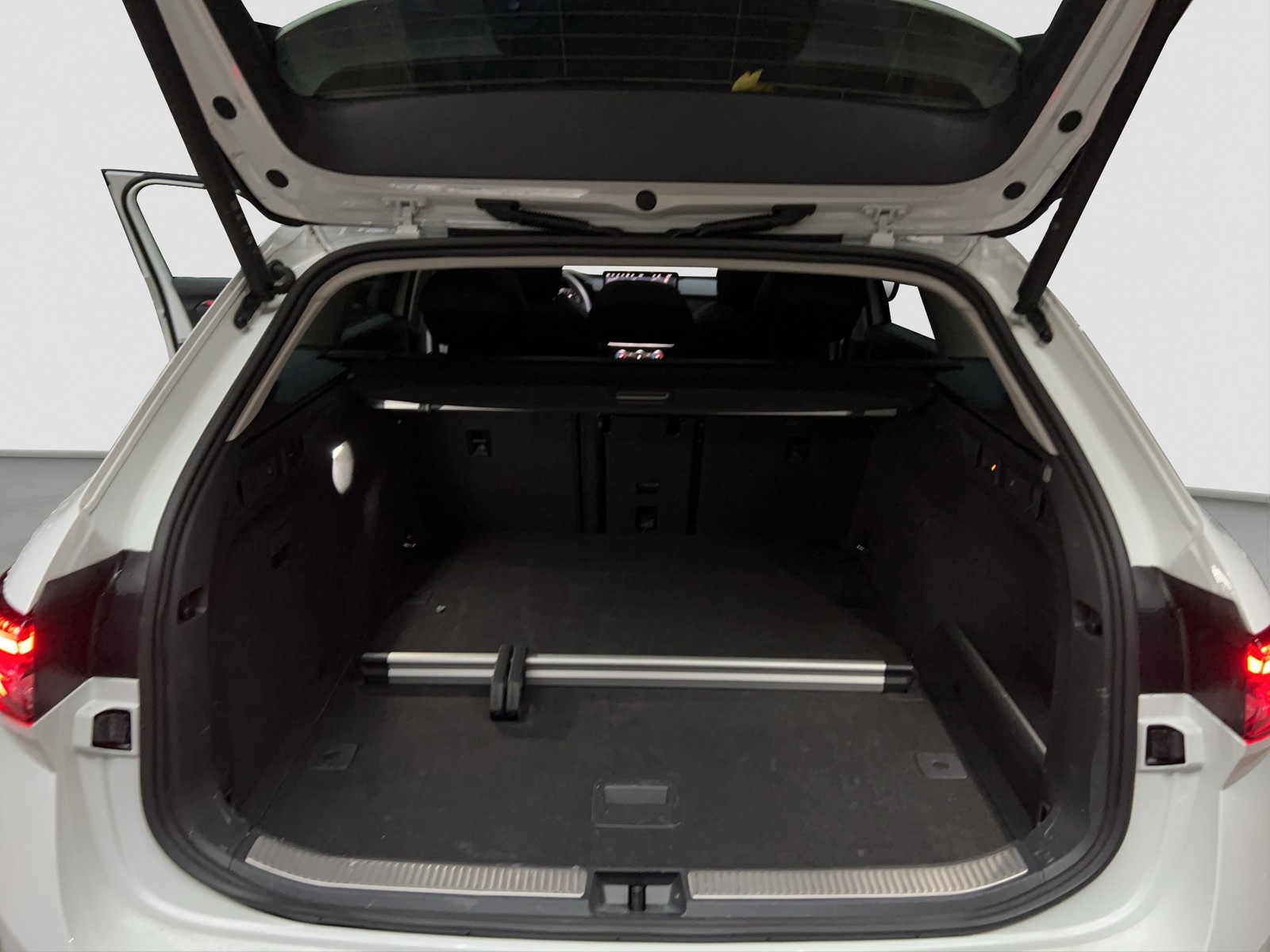 Skoda Superb Combi 1.5 eTSI L&K LEDER PANO AHK 360°CAM