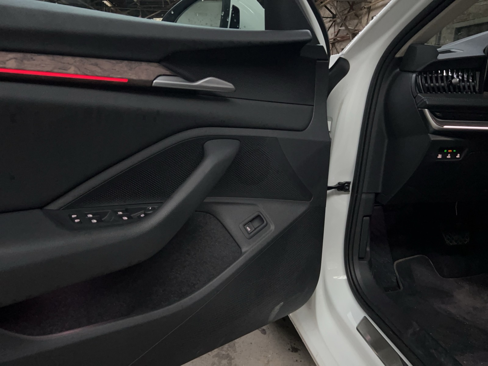 Skoda Superb Combi 1.5 eTSI L&K LEDER PANO AHK 360°CAM