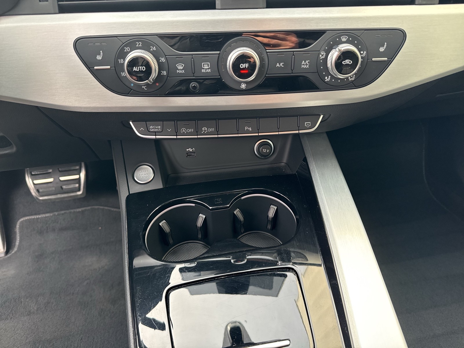 Audi A4 Avant 40 advanced PANO KAMERA SITZHEIZ NAVI