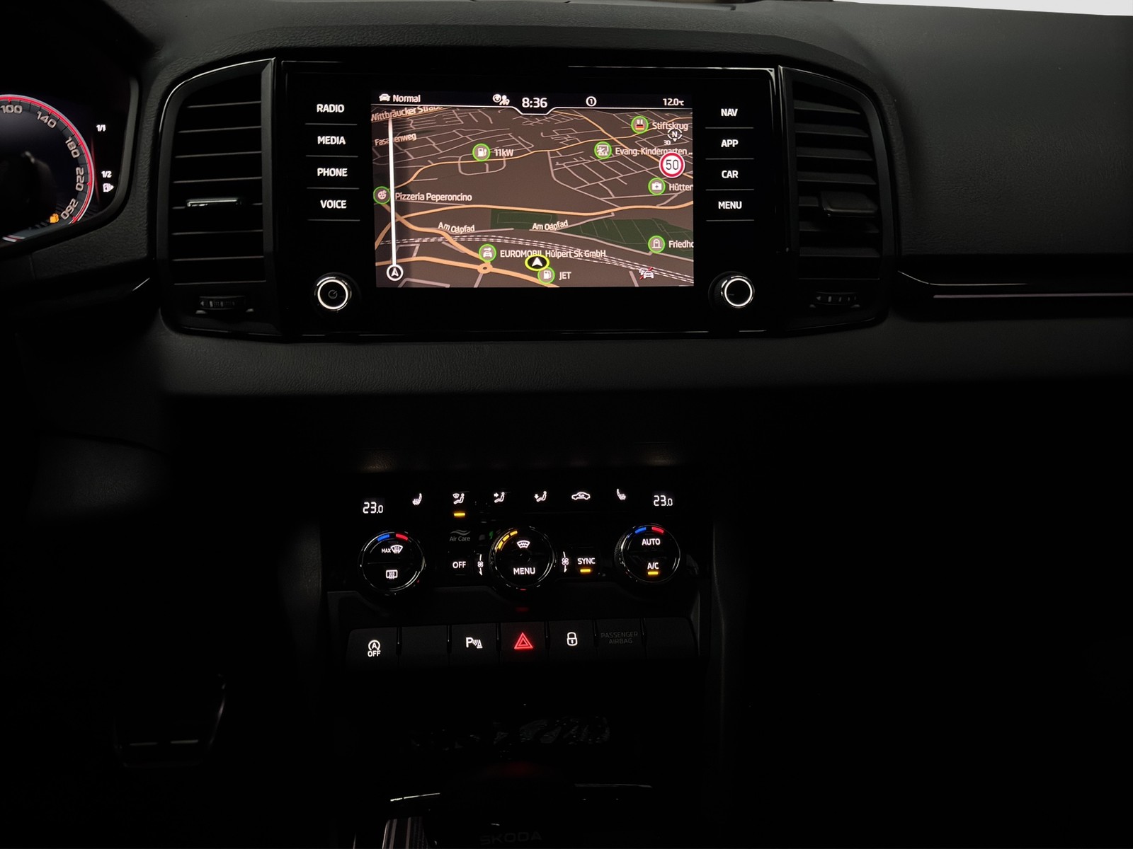 Skoda Karoq 1.5 SPORTLINE LEDER PANO CAM ACC LM18 NAVI