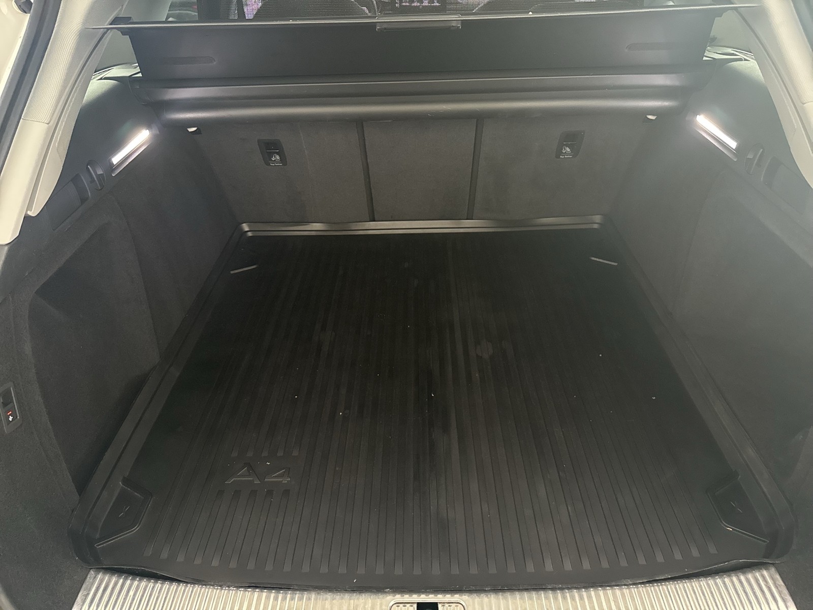 Audi A4 Avant 35 S LINE AHK ALU18 eKLAPPE NAVI+