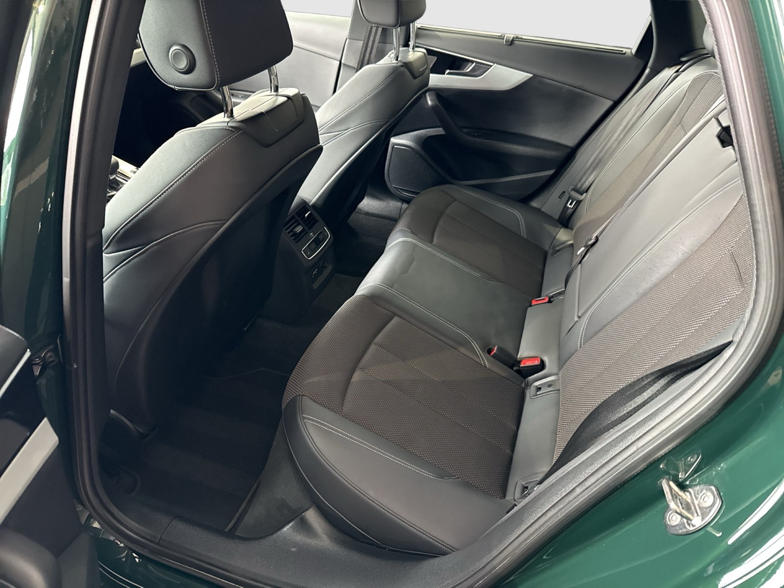 Audi A4 Avant 40 quattro S LINE AHK 360CAM LM18 NAVI+