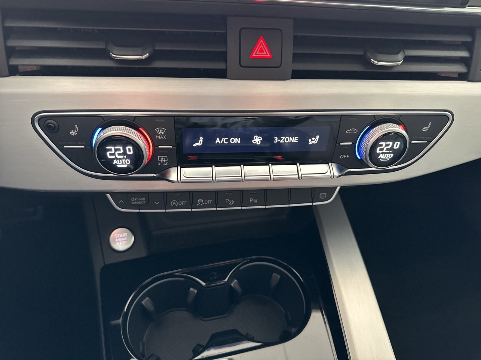 Audi A4 Avant 40 quattro S LINE AHK 360CAM LM18 NAVI+