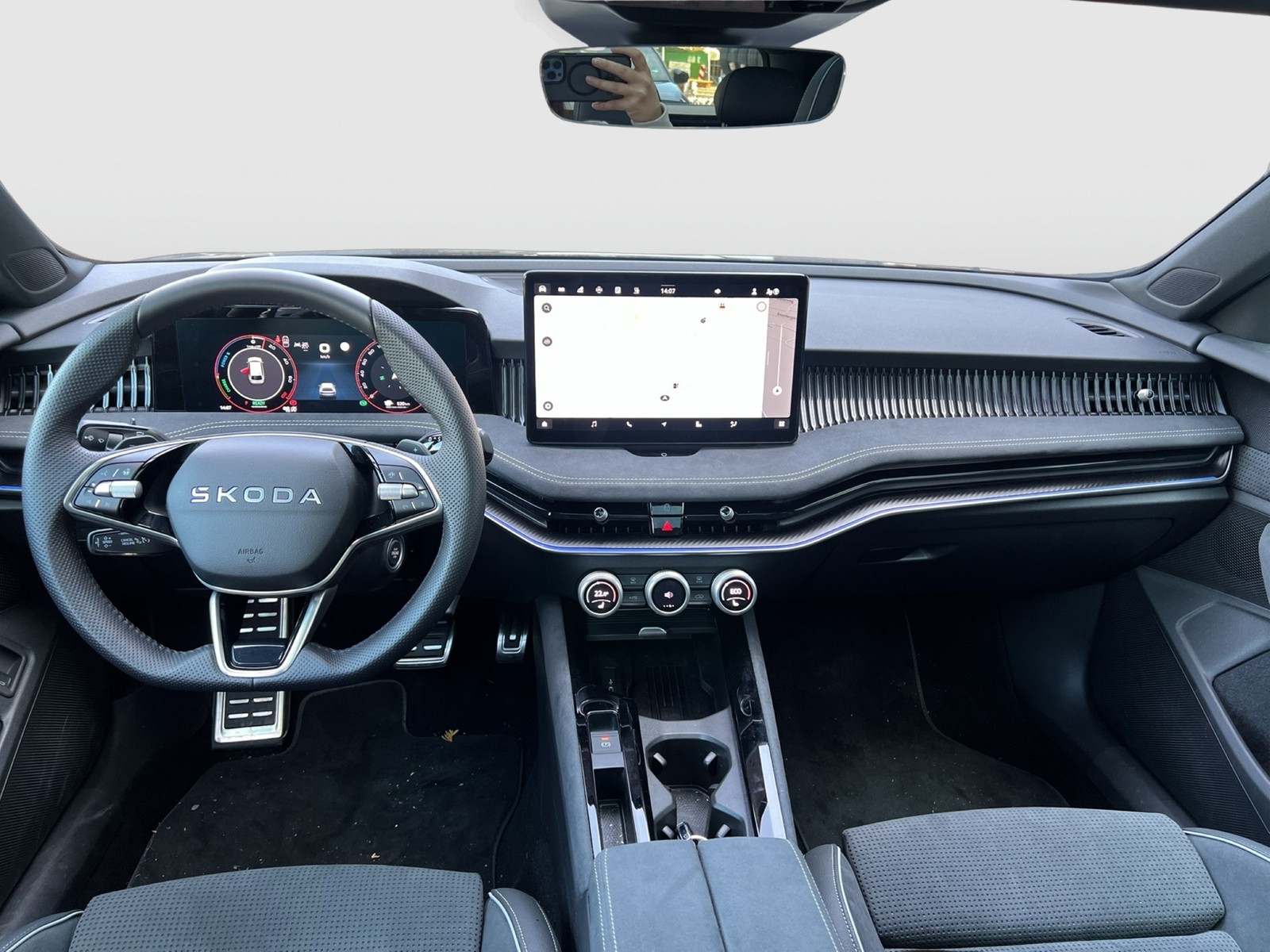 Skoda Superb Combi 1.5 iV SPORTLINE PANO CAM ACC LM19