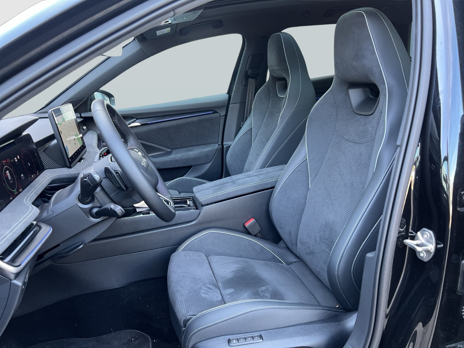 Skoda Superb Combi 1.5 iV SPORTLINE PANO CAM ACC LM19