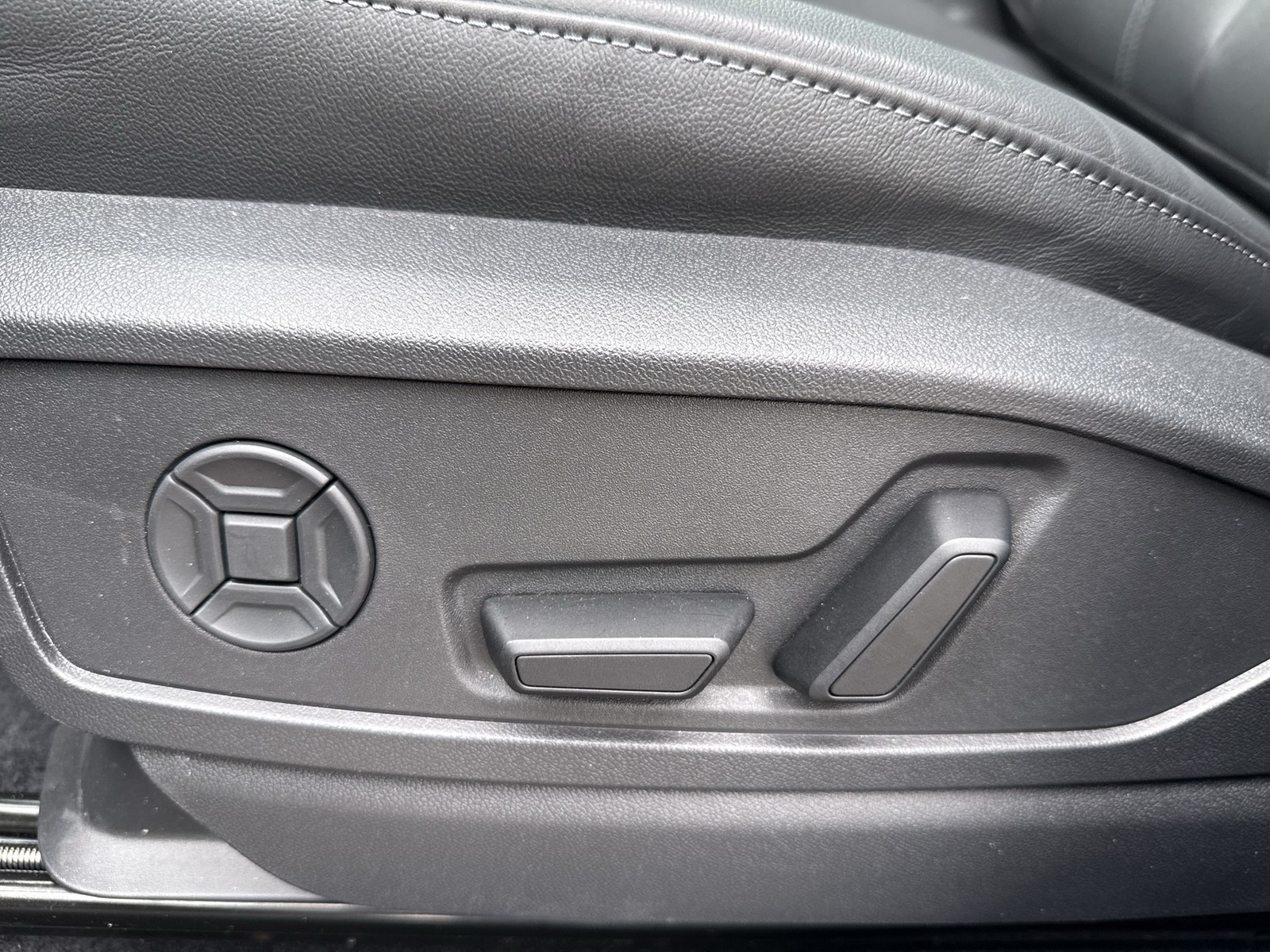 Audi Q5 quattro NEUES MODELL PANO AHK CAM ACC LM19