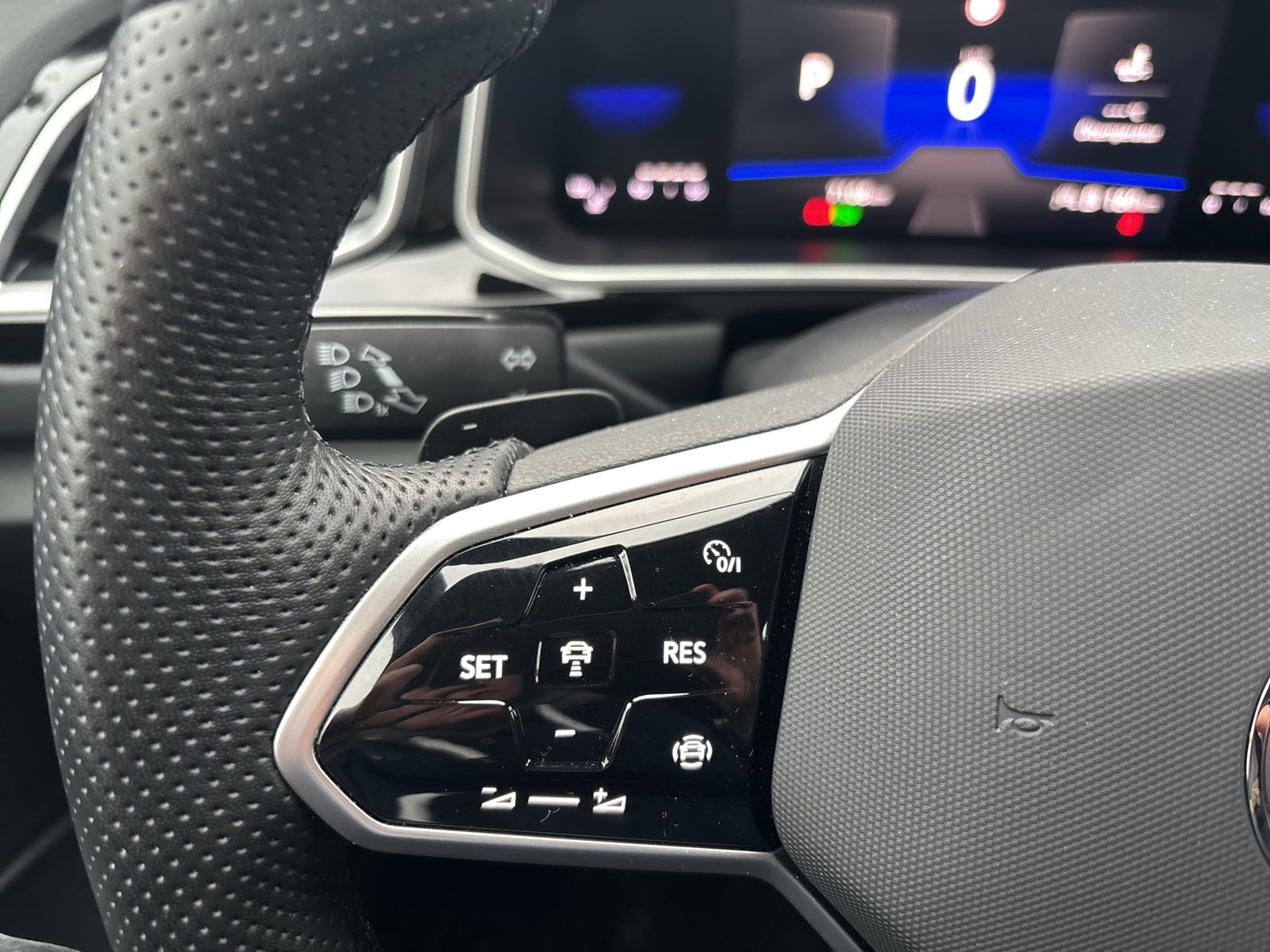 Volkswagen T-Roc 2.0 R-LINE 4X4 STANDHZ. AHK CAM ACC LM19