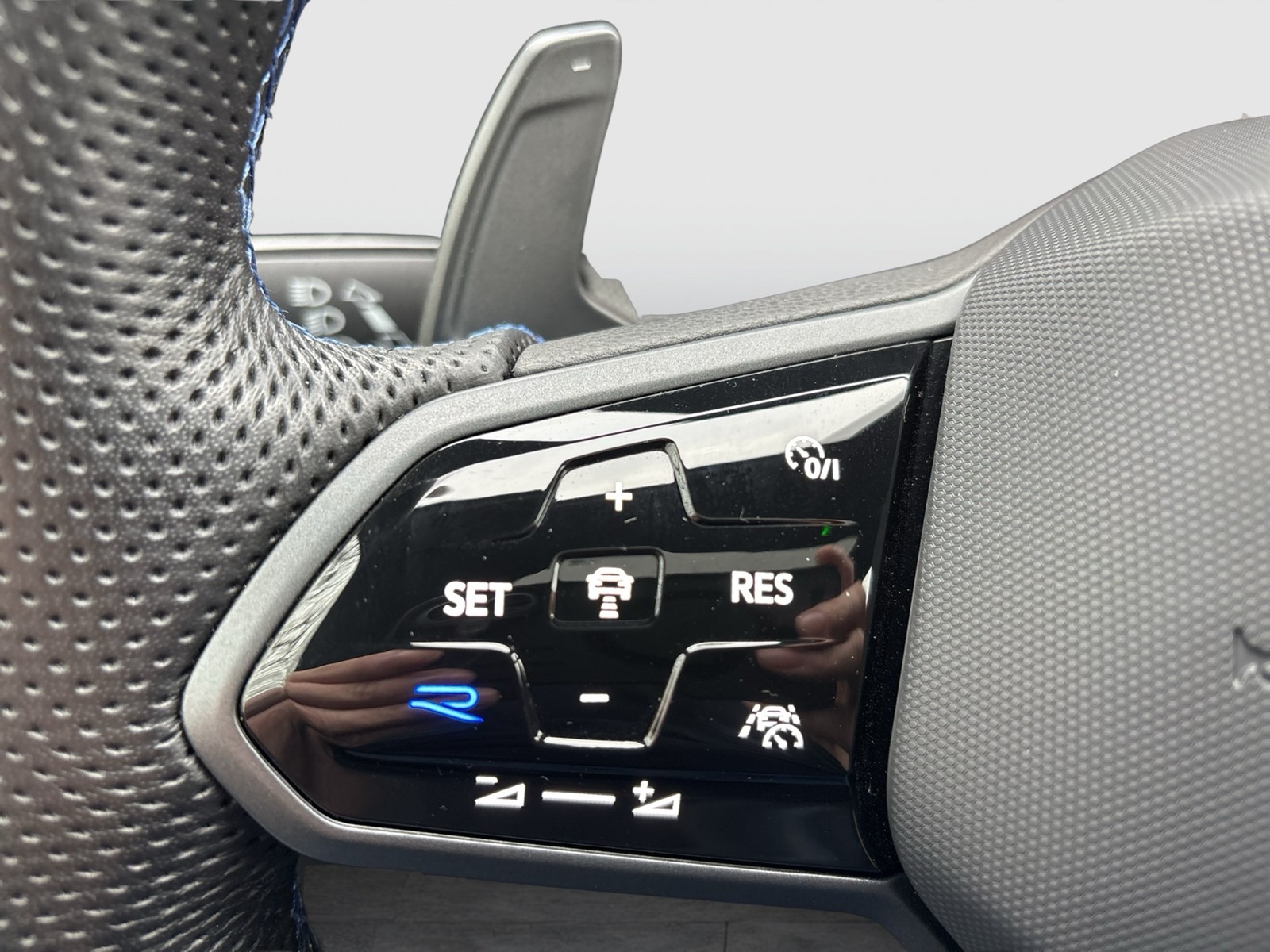 Volkswagen Golf VIII 2.0 R 4X4 AKRAPOVIC CAM ACC LM19 LED+