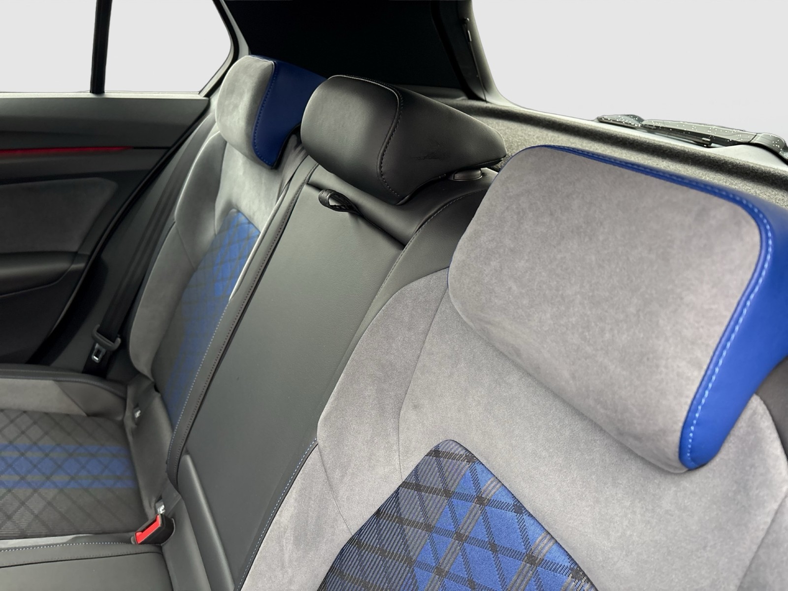 Volkswagen Golf VIII 2.0 R 4X4 AKRAPOVIC CAM ACC LM19 LED+