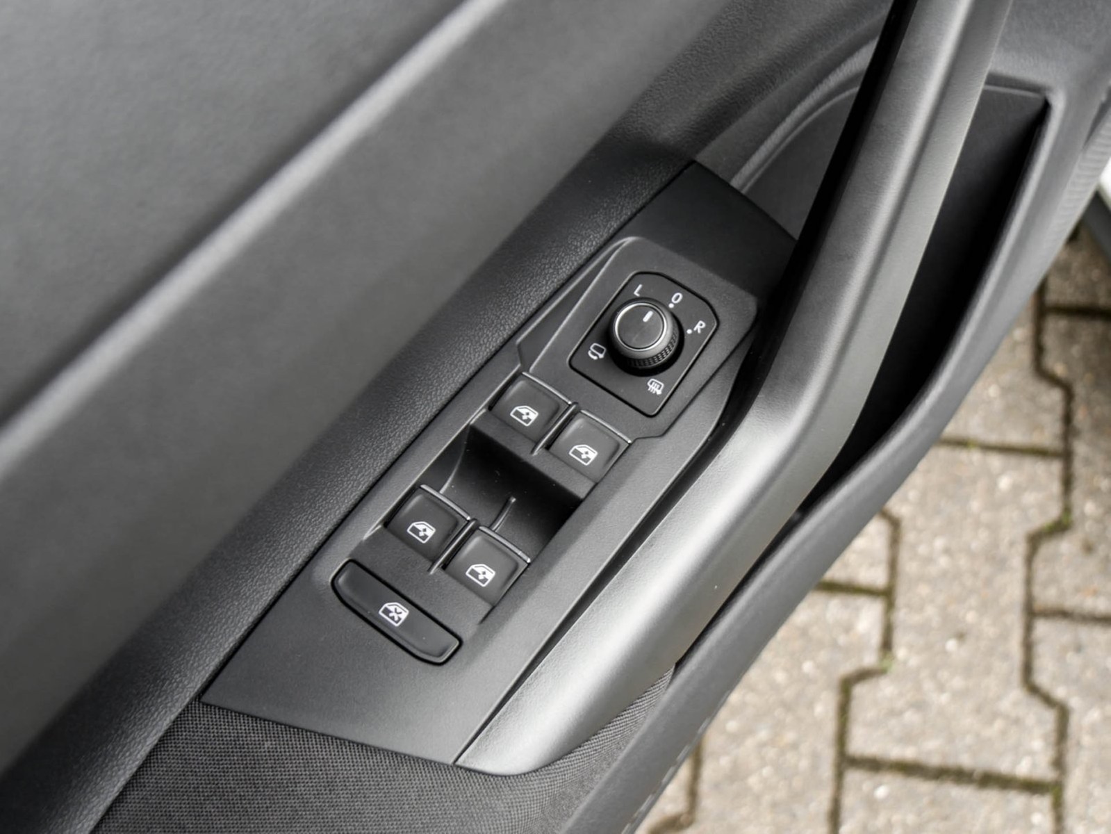 Volkswagen Polo 1.0 R-LINE DSG PANO KEYLESS NAVI CAM LM17