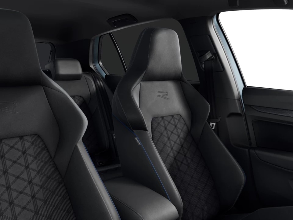 Volkswagen Golf 1.5 R-LINE DSG BLACKSTYLE PANO AHK CAM LM18