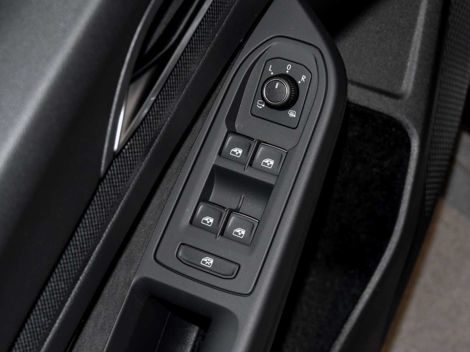 Volkswagen Golf 1.5 R-LINE DSG BLACKSTYLE NAVI MATRIXLED