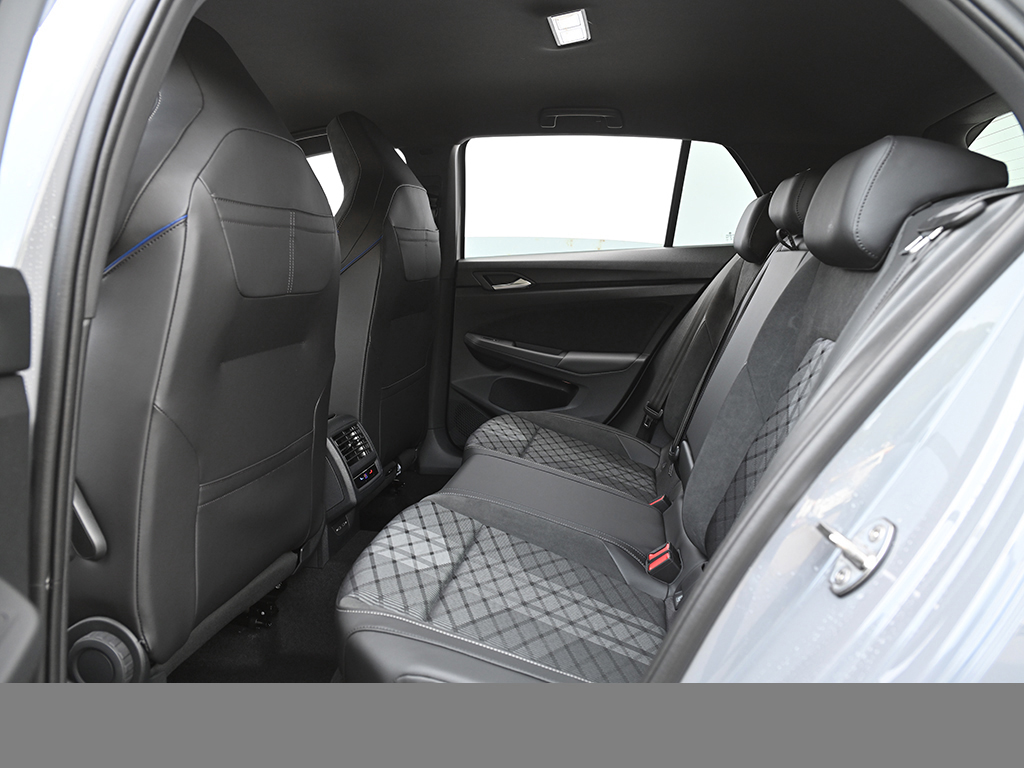 Volkswagen Golf 1.5 R-LINE DSG BLACKSTYLE MATRIXLED AHK CAM