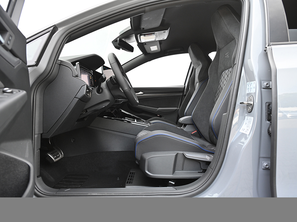 Volkswagen Golf 1.5 R-LINE DSG BLACKSTYLE MATRIXLED AHK CAM