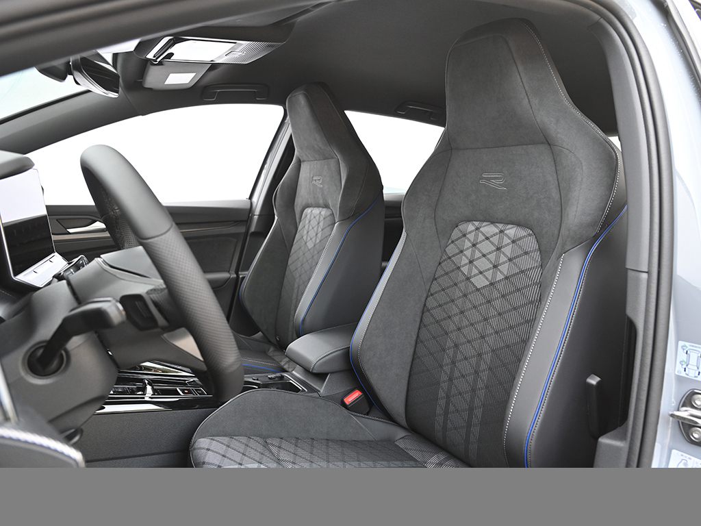 Volkswagen Golf 1.5 R-LINE DSG BLACKSTYLE MATRIXLED AHK CAM