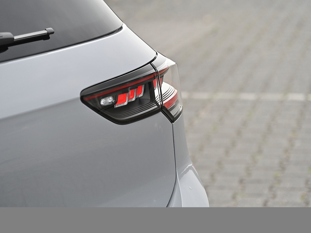 Volkswagen Golf 1.5 R-LINE DSG BLACKSTYLE MATRIXLED AHK CAM