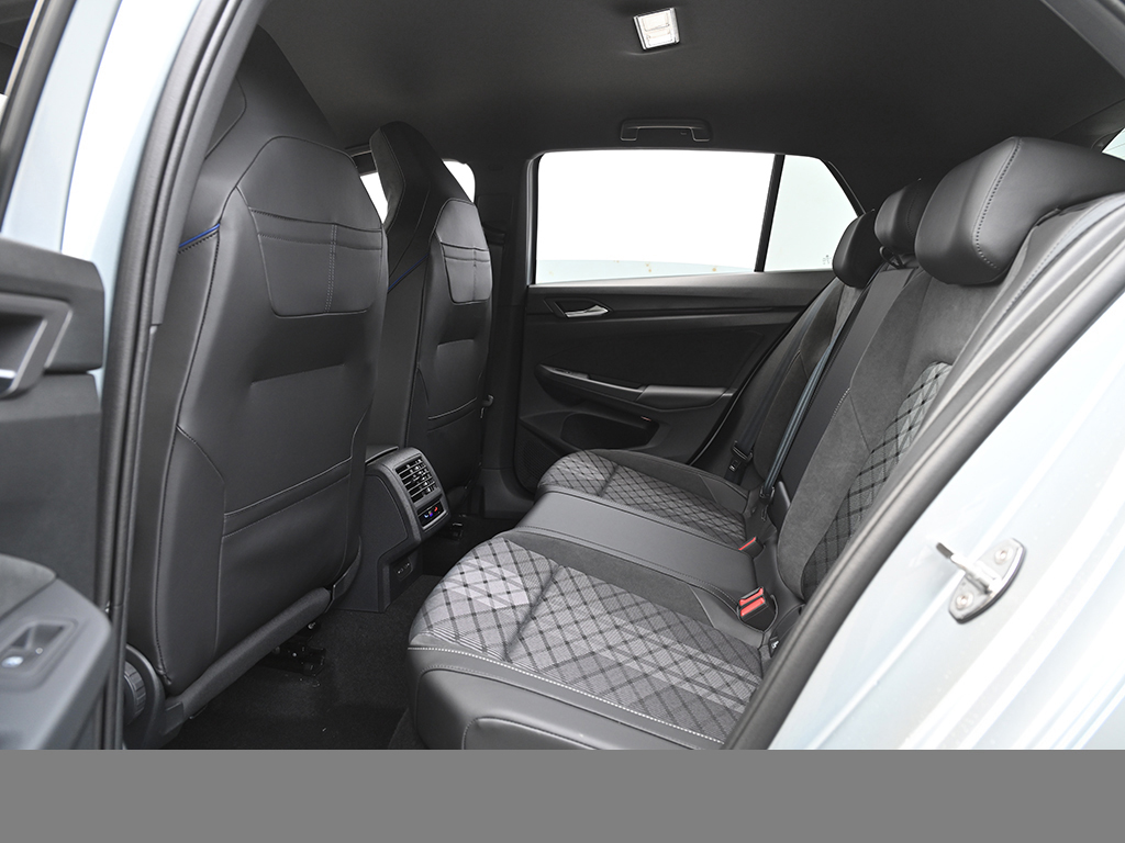 Volkswagen Golf 1.5 R-LINE DSG BLACKSTYLE MATRIXLED AHK CAM