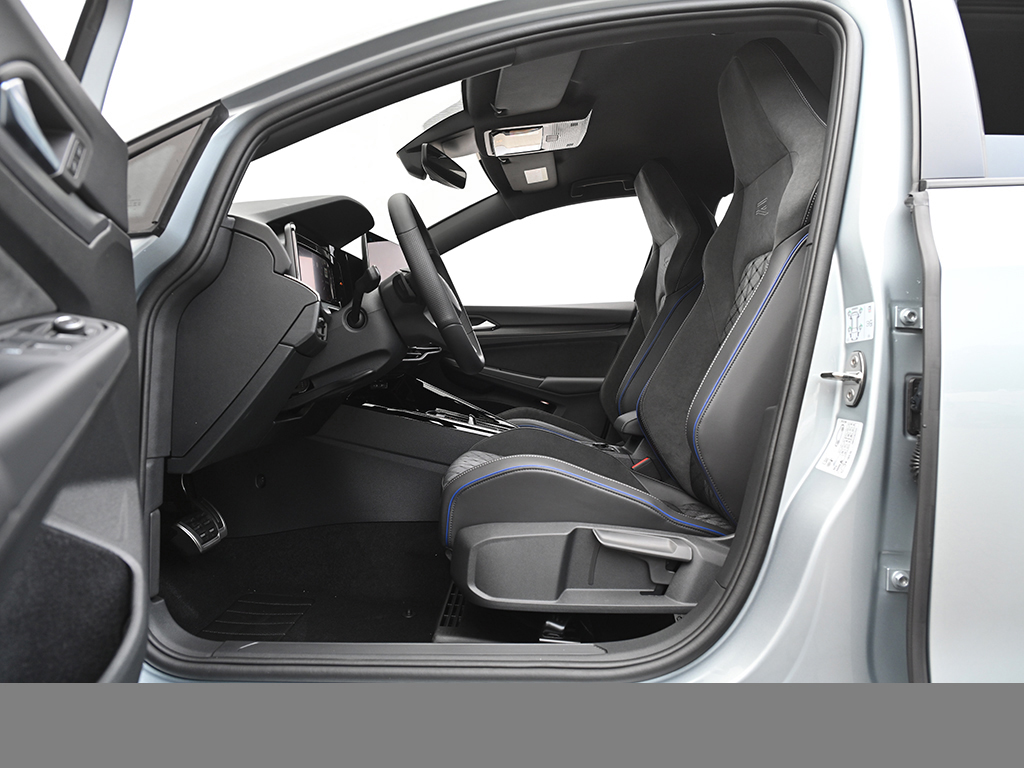 Volkswagen Golf 1.5 R-LINE DSG BLACKSTYLE MATRIXLED AHK CAM