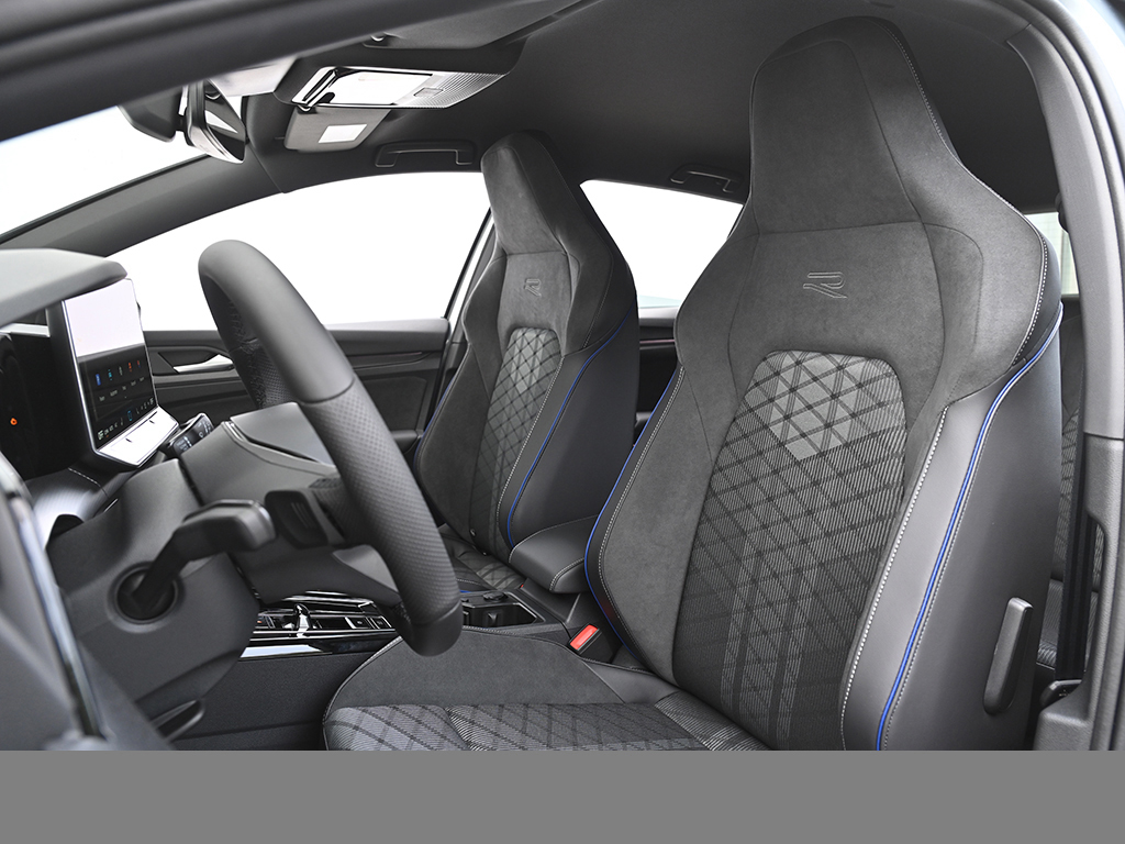 Volkswagen Golf 1.5 R-LINE DSG BLACKSTYLE MATRIXLED AHK CAM